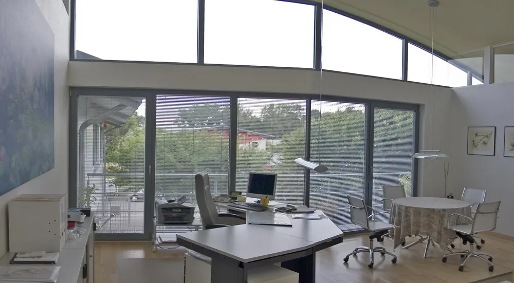 Büro im Obergeschoss mit gewölbter Decke und Oberlichtband