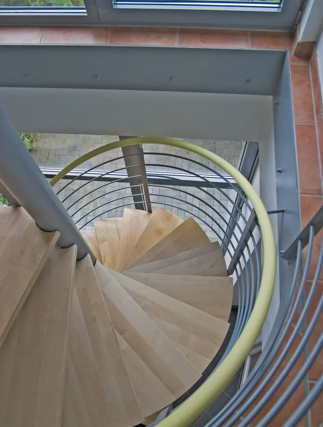 Wendeltreppe mit 1,80 Meter Durchmesser und Trittstufen aus Ahorn