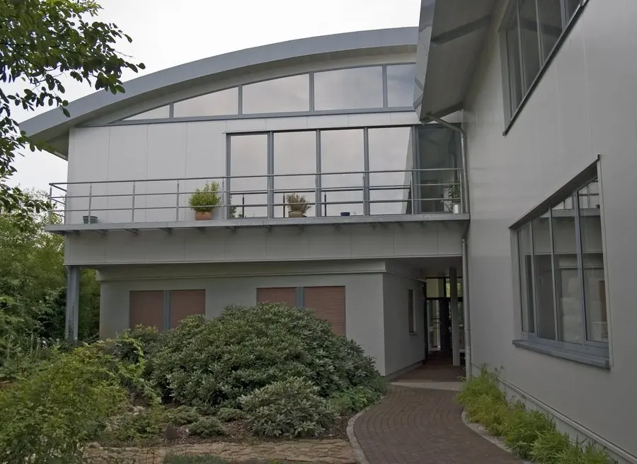 Balkon am Obergeschoss zum begrünten Innenhof