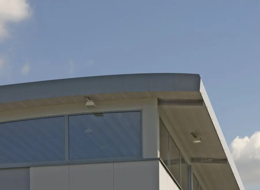 Dachrand und Fensterband im Detail
